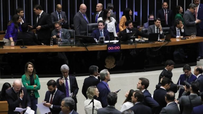 Por falta de quórum, Câmara derruba voto secreto na PEC da Blindagem