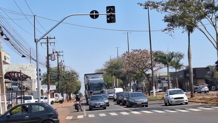 Ana Paula garante ativação de semáforo instalado há mais de dois meses