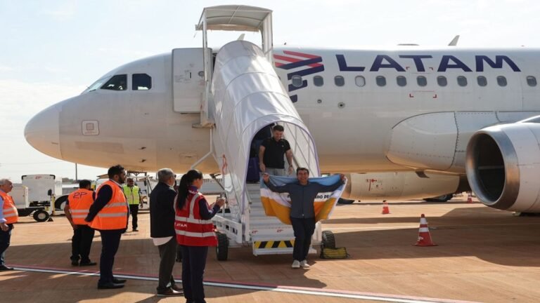 Prefeito aterrissa no 1º voo da Latam e destaca potencial de Dourados