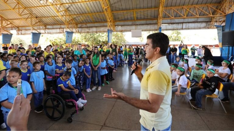 Prefeito convoca alunos a cuidar do patrimônio público durante Hora Cívica