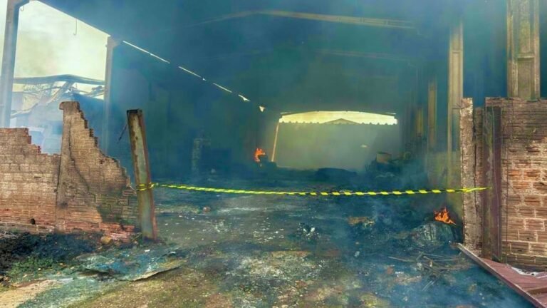 Fotos mostram mulher incendiando barracão de reciclagem e causando grande prejuízo ao proprietário