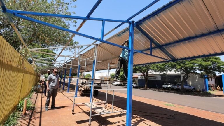 Prefeitura instala estrutura fixa e coberta para feirantes na Praça do Cinquentenário