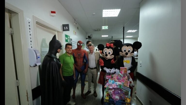 Ação voluntária leva brinquedos para crianças internadas no HU e prefeito destaca iniciativa 