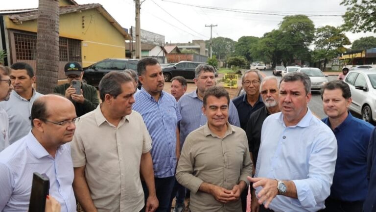 Prefeito e governador vistoriam recapeamento e assinam ordens de serviço para passarela e obras de asfalto em Dourados