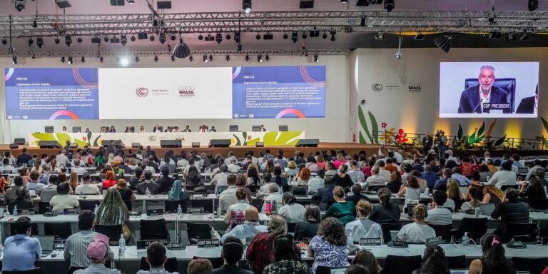Acordo da COP30 triplica recursos financeiros, mas deixa de fora o Mapa do Caminho