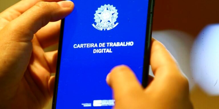 Taxa de desemprego recua para 5,4%, menor nível desde 2012