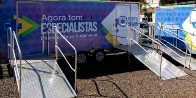 Consultórios móveis levam atendimento médico à cidade devastada por tornado