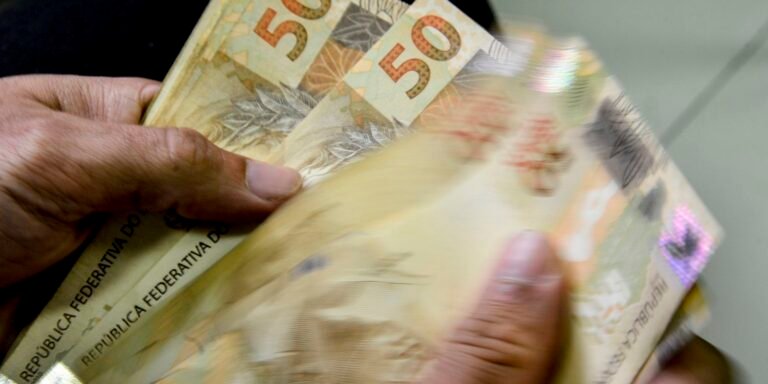 Banco Central aperta cerco às contas-bolsão e regulamenta serviços bancários