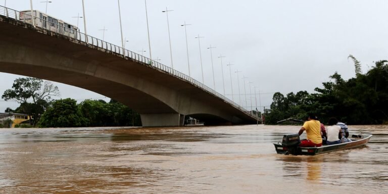 Após dias de chuvas intensas, rios do Acre transbordam