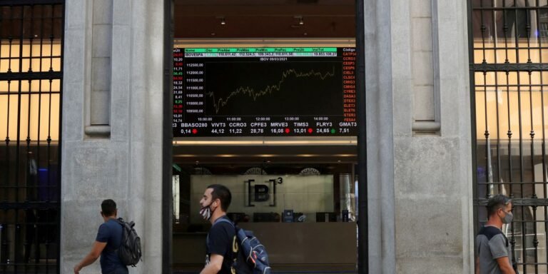 Ibovespa avança 0,99% e retoma os 160 mil pontos