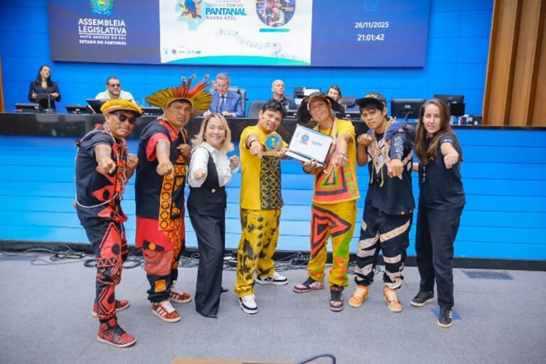 Brô MC’s é homenageado com Comenda Tom do Pantanal na ALEMS por indicação de Lia Nogueira