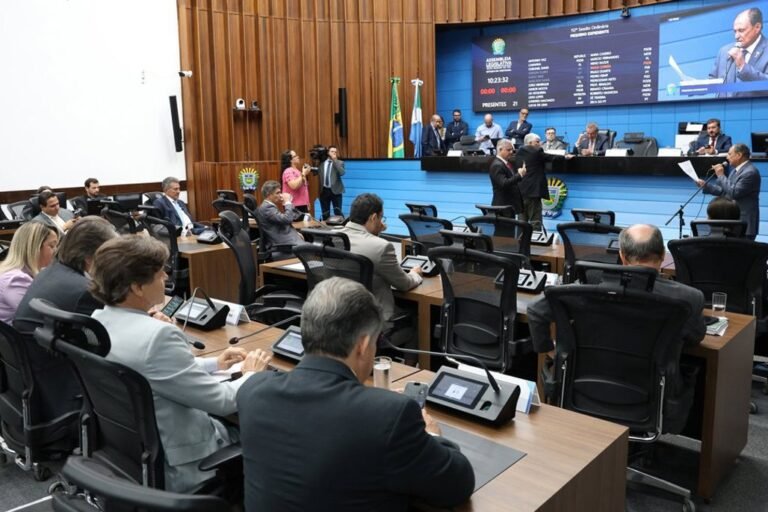 Sessão desta quinta-feira: parlamentares analisam onze propostas