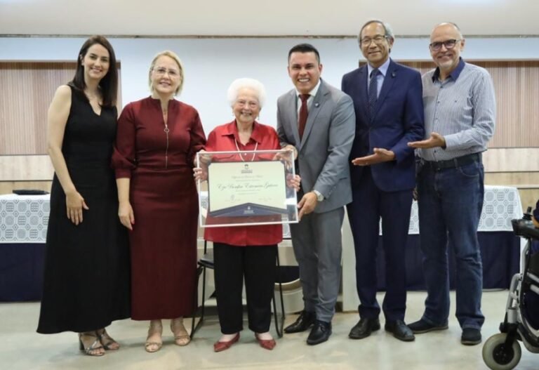 Homenagens celebram os 45 anos da Escola SEI e reconhecem a trajetória da professora Ezir