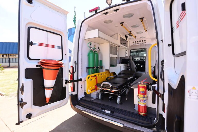 Prefeitura entrega nova ambulância para atender população douradense