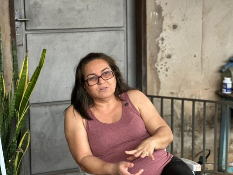 Dourados celebra aniversário com moradores comemorando a universalização do saneamento