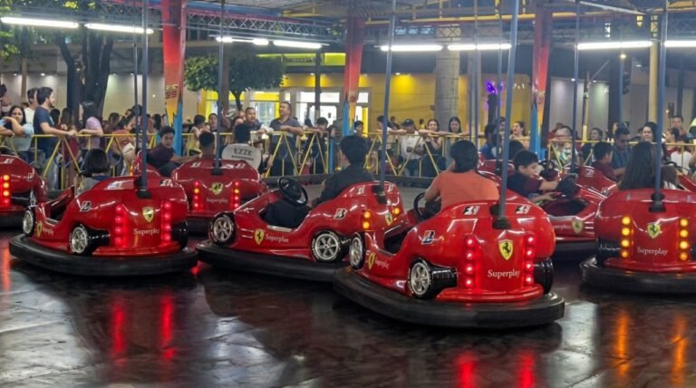 Prefeitura leva brinquedo bate-bate grátis e Casa do Papai Noel para crianças no Natal Encantado 