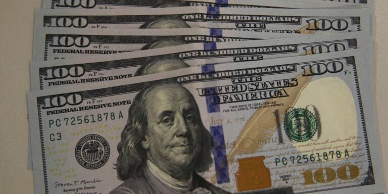 Dólar interrompe sequência de sete altas e recua 0,95%, fechando a R$ 5,53