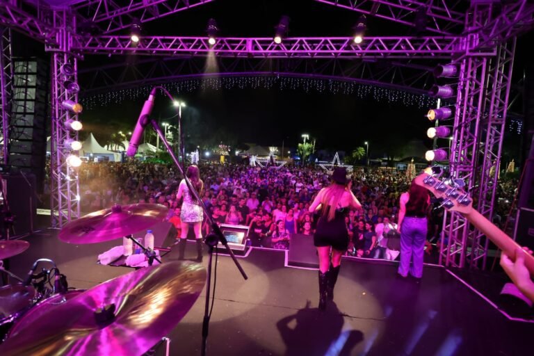 Patrícia & Adriana lotam Praça Antônio João e animam grande público no Natal Encantado