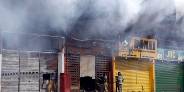 Incêndio na Ceasa do Rio é controlado; bombeiros realizam o rescaldo