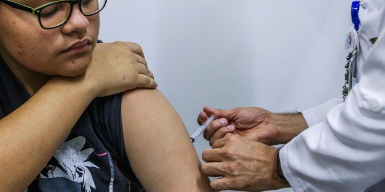 Jovens de 15 a 19 anos têm até junho de 2026 para se vacinar contra o HPV