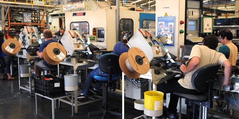 IBGE: produção industrial se recupera e registra alta de 0,1% em outubro