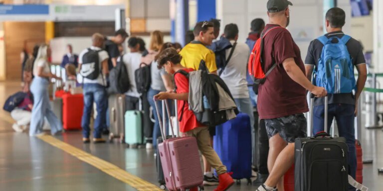 Pilotos e comissários podem iniciar greve a partir de 1º de janeiro