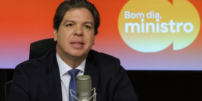 Governo promete conectar 100% das escolas até o fim de 2026