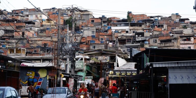 IBGE aponta que 60% dos moradores de favelas vivem em ruas sem árvores