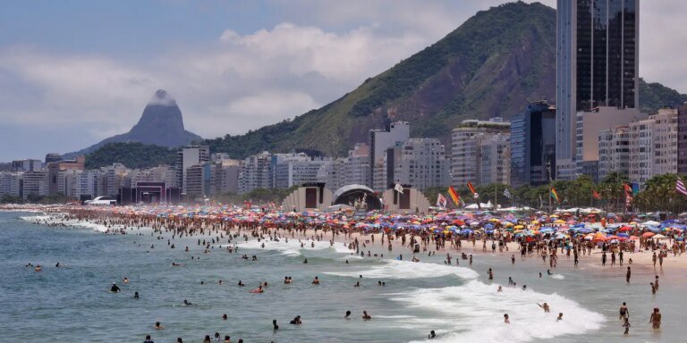 Ultraleve cai no mar em Copacabana