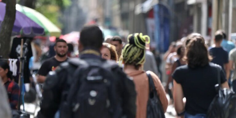 IBGE aponta desigualdade salarial: diretores e gerentes negros recebem 34% menos que brancos