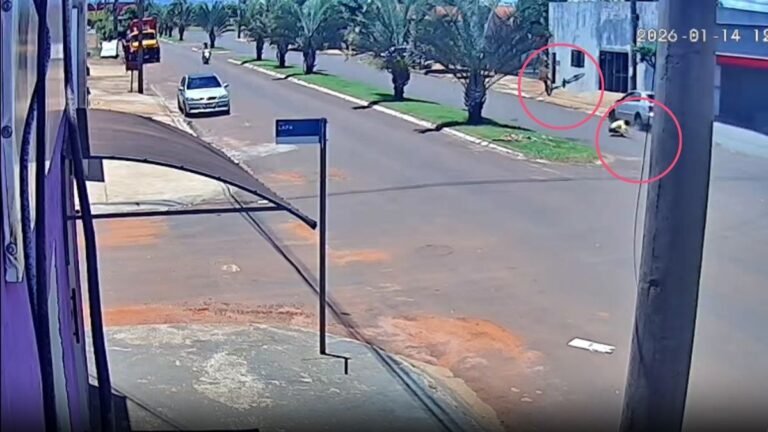 Vídeo mostra criança de bicicleta sendo atropelada por carro em alta velocidade ao atravessar avenida