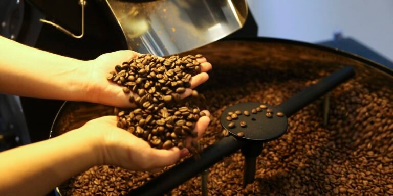 Apesar de queda no volume, receita das exportações de café do Brasil bate recorde em 2025