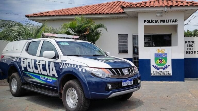 Homem é detido pela Polícia Militar após agredir mulher com chutes e puxões de cabelo