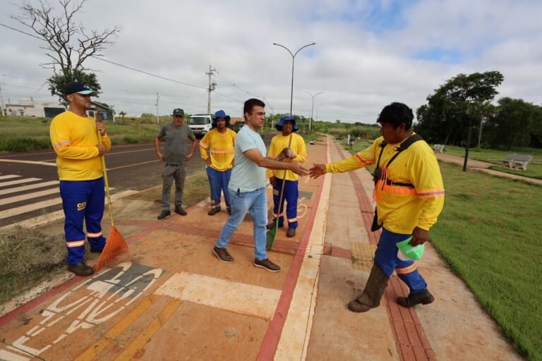 Em contato direto com a população, prefeito percorre bairros e vistoria serviços públicos