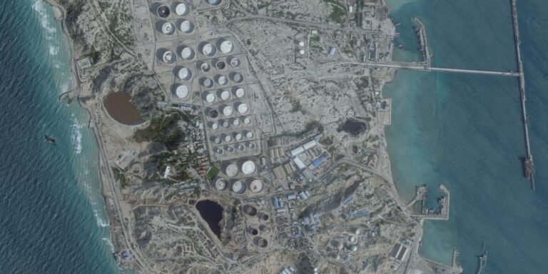 Petroleiro gigante incendiado perto de Dubai; Irã é apontado após alertas de Trump