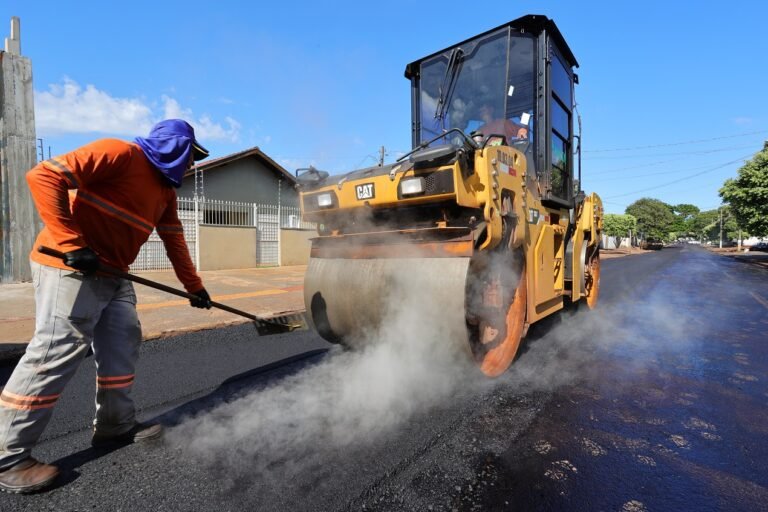 Prefeitura avança com recapeamento na Mozart Calheiros e mobilidade no Água Boa