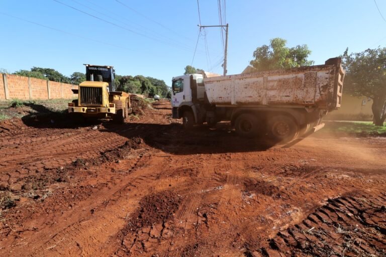 Prefeitura recupera ruas para chegada do asfalto nos jardins Pelicano e Carisma