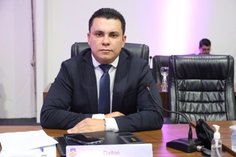 Dalton solicita estudos técnicos para ordenamento do trânsito na rua Dom Redovino