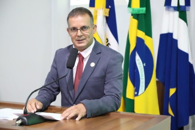 Inspetor Cabral questiona licitação na Saúde e alerta para saída de médicos experientes