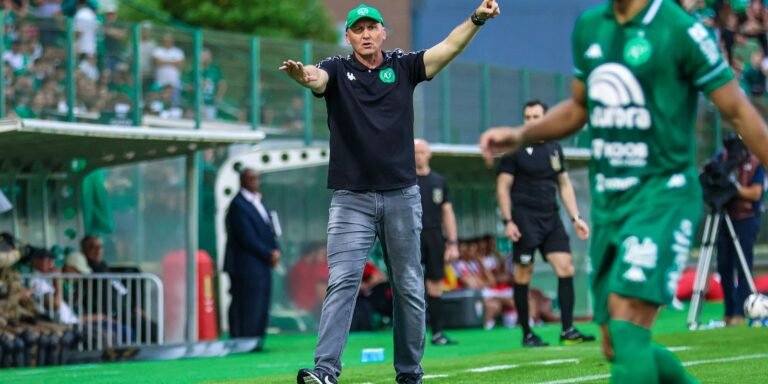 Chapecoense demite o técnico Gilmar Dal Pozzo