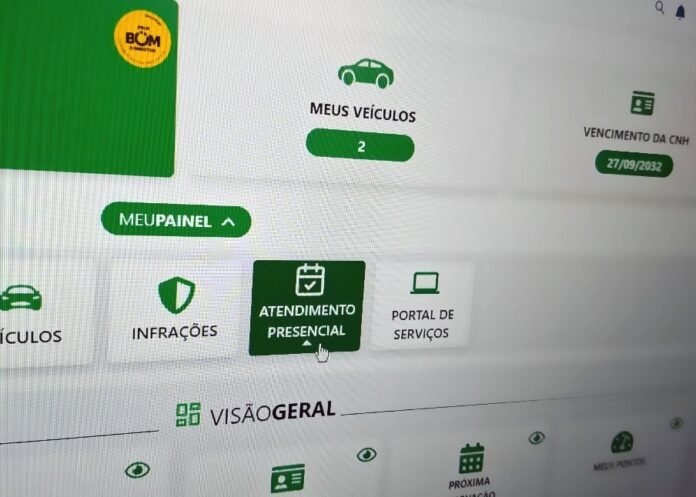 Dashboard UI with green tiles; central tile 'ATENDIMENTO PRESENCIAL' highlighted with a calendar icon and a cursor nearby.