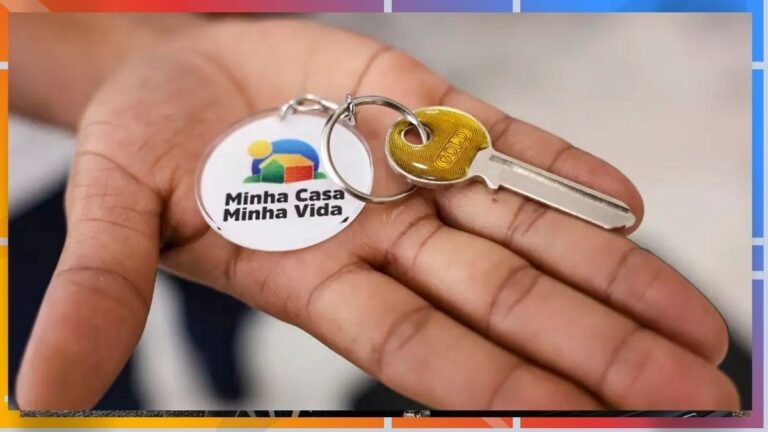 Hand holding a key and a round keychain that reads 'Minha Casa Minha Vida' with a small house logo in the background.