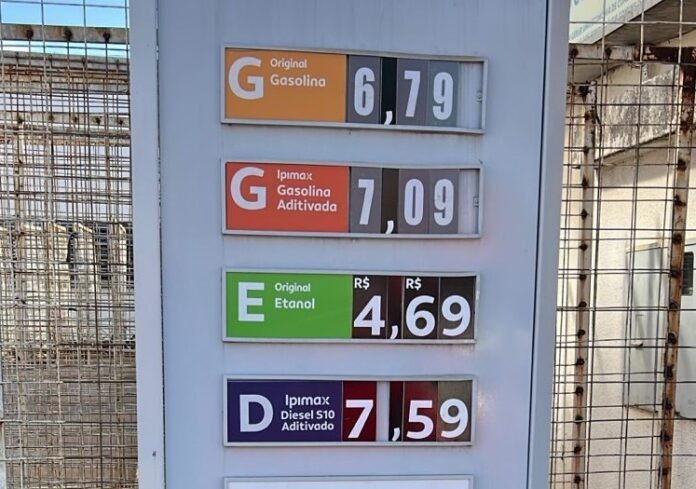 Gas price board showing fuel prices: Gasolina 6,79; Gasolina Aditivada 7,09; Etanol 4,69; Diesel S10 Aditivado 7,59.