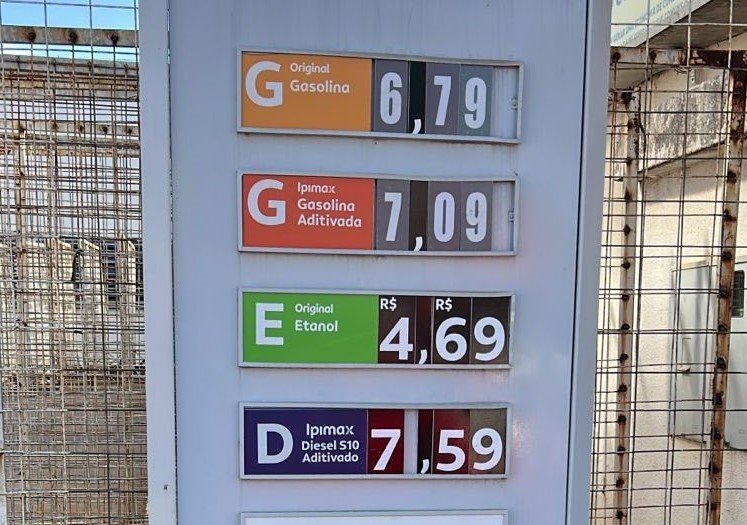 Gas price board showing fuel prices: Gasolina 6,79; Gasolina Aditivada 7,09; Etanol 4,69; Diesel S10 Aditivado 7,59.
