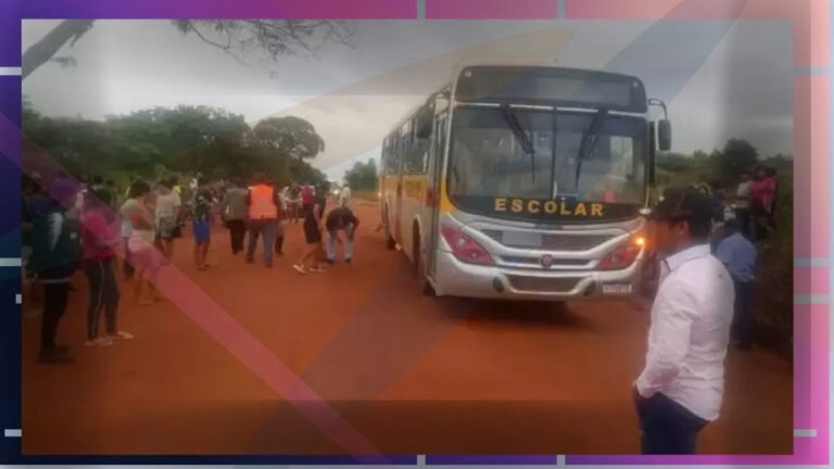 School bus labeled 'ESCOLAR' is parked on a dusty road while a crowd of people stand along both sides, some looking toward the bus.
