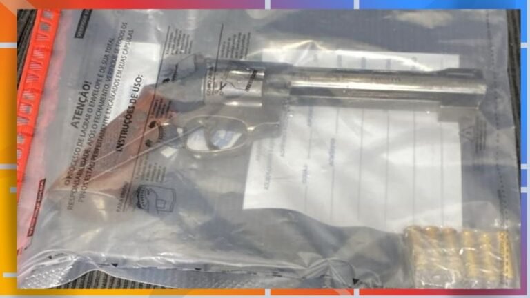 Transparent sterilization pouch with metal surgical instruments visible inside and printed warnings on the bag (Portuguese text).