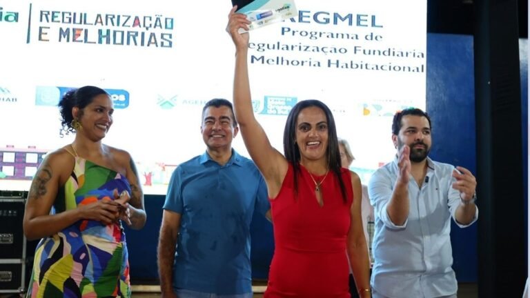 Prefeitura entrega mais 120 títulos e lança reforma inédita de 30 casas para famílias