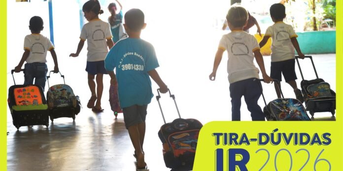 Group of children pulling rolling backpacks in a bright hallway, with a neon banner reading TIRA-DÚVIDAS IR 2026.