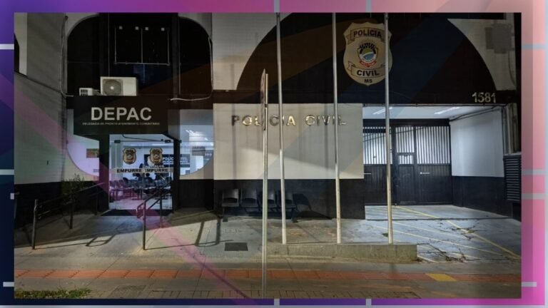 Front of a Polícia Civil station with a DEPAC sign on the left, ‘POLÍCIA CIVIL’ on the facade, and three flagpoles in front of a gated entrance.