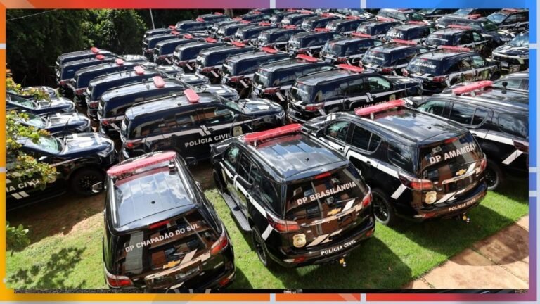 Aerial view of a large parking lot filled with black Polícia Civil police SUVs parked in neat rows, with department labels on the backs (e.g., DP Brasiliândia, DP Amambai).